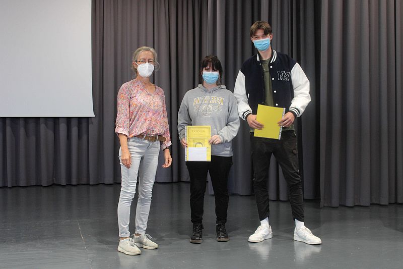 SGS-Sprachentalente: Nicole Schander und Lennard Fricke (beide Q1) erreichten mit der Note 1 das beste Latinum in ihrem Jahrgang und wurden von Dorothea Eulering geehrt.